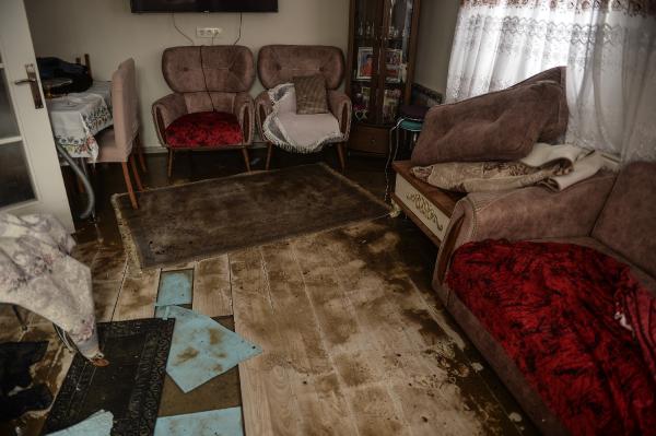 İstanbul'da şiddetli yağış: Trafik kilitlendi, Boğaz'a çamur aktı