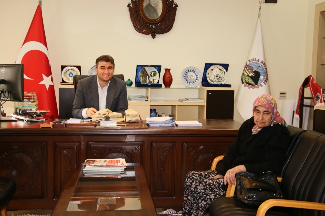 Tek eliyle ördüğü çorapları Mehmetçiğe gönderdi