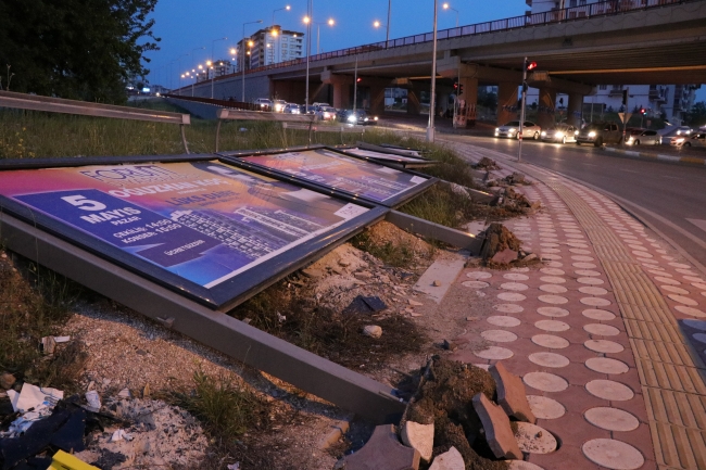 Batman'da çatılar uçtu ağaçlar devrildi