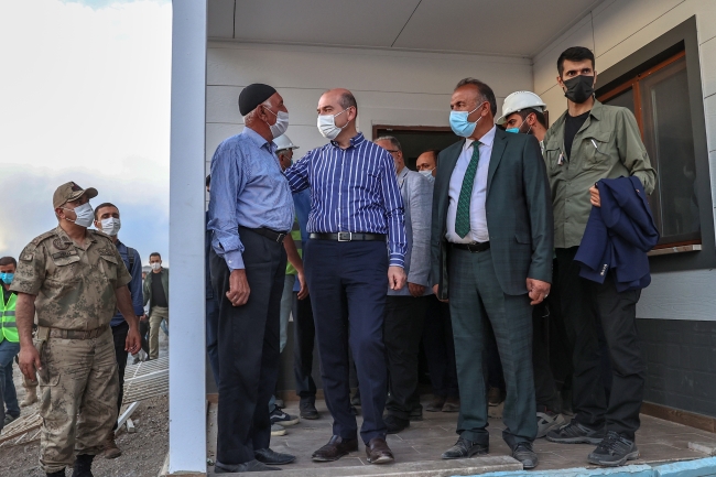 Bakan Soylu'dan Başkale'deki depremzedelere ziyaret