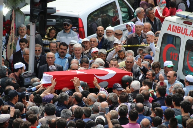 Şehit Uzman Çavuş İsmail Cesur'u binlerce insan son yolculuğuna uğurladı