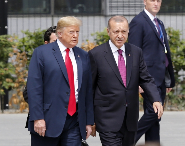 NATO Zirvesi'nde Macron ve Trump'tan Cumhurbaşkanı Erdoğan'a yakın ilgi
