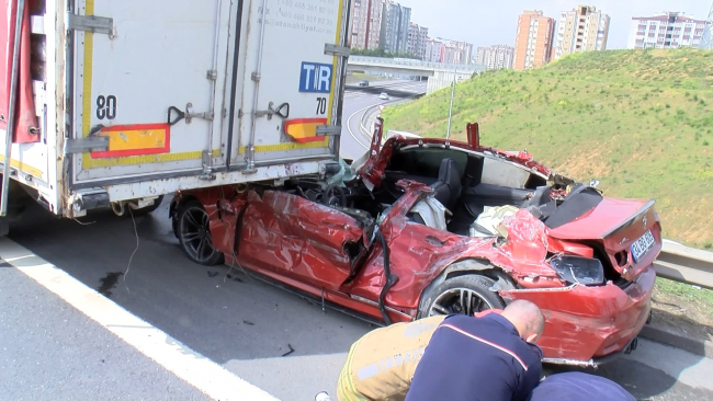 Başakşehir'de otomobil tırın altına girdi: 1 ölü, 1 ağır yaralı