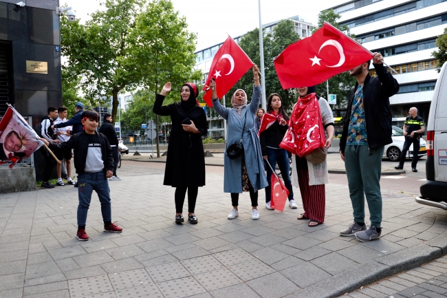 Hollanda Türklerin seçim sevincini kaldıramadı