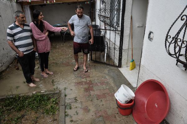 İstanbul'da şiddetli yağış: Trafik kilitlendi, Boğaz'a çamur aktı
