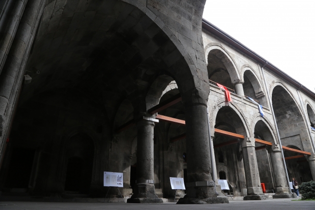 764 yıllık Çifte Minareli Medrese'de çevre düzenlemesi