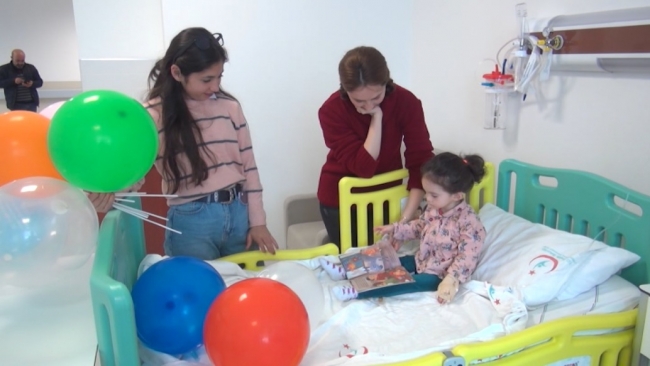 Hasta çocuklara masal saati uygulaması