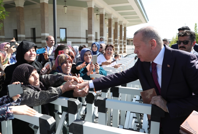 Cumhurbaşkanı Erdoğan cuma namazı sonrası vatandaşlarla sohbet etti