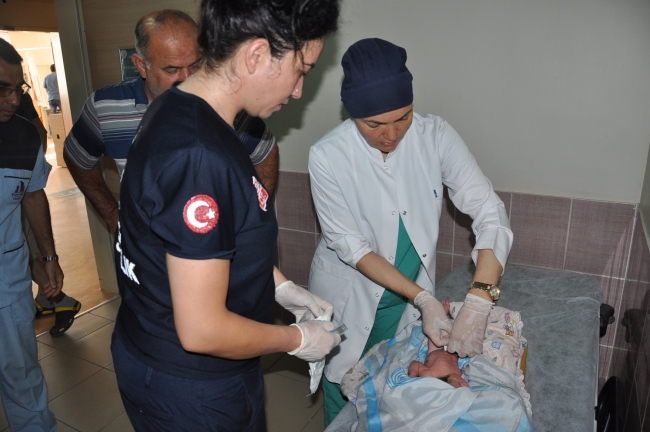 Yeni doğmuş bebek çöp poşetinde bulundu