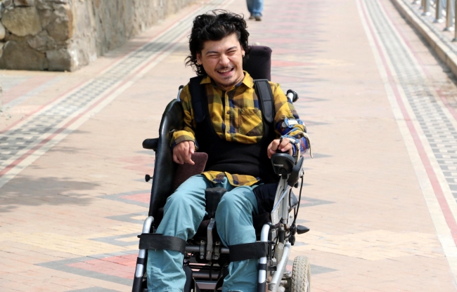 Yasin Çiçek, engellilerin sorunlarını şiirleriyle anlatıyor