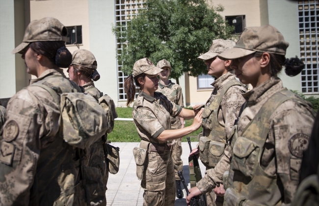 Geleceğin kahraman kadın jandarmalarını onlar yetiştiriyor