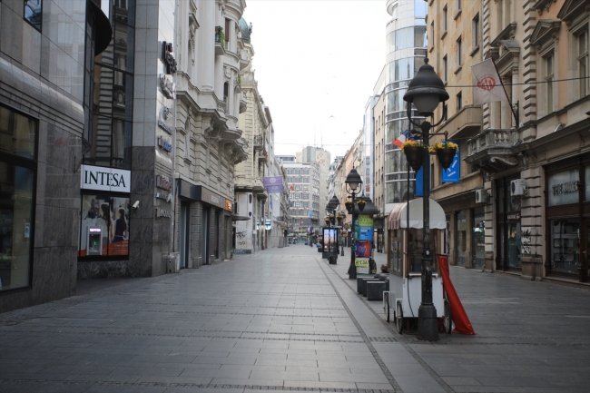 Sırbistan'ın başkenti Belgrad'da cadde ve sokaklar COVID-19 salgını nedeniyle sakin. | Fotoğraf: AA