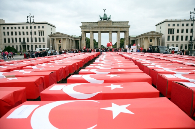 Dünyanın dört bir yanında 15 Temmuz şehitleri anıldı