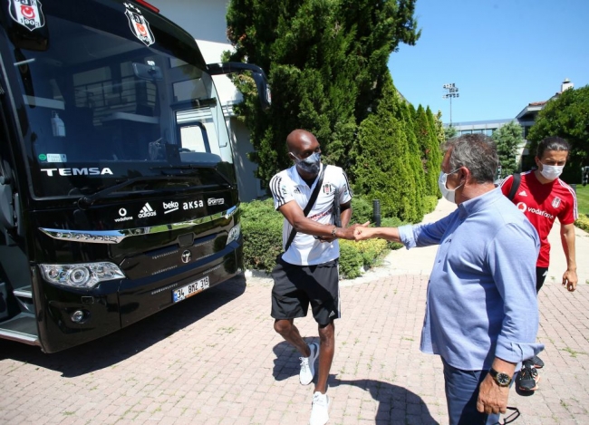 Beşiktaş 17 futbolcuyla Ankara'ya gitti