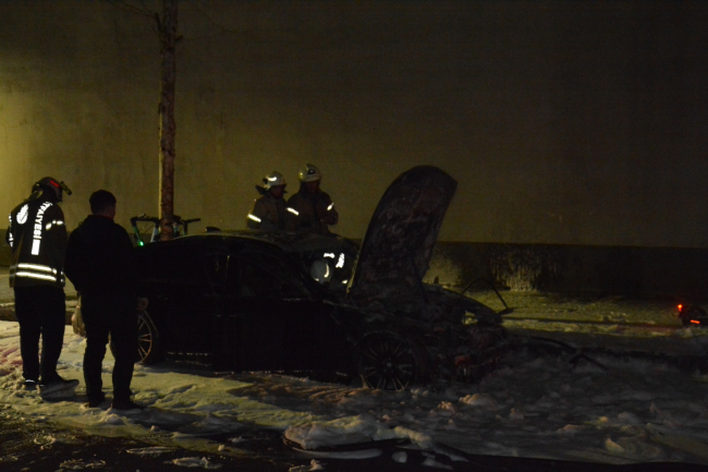 Beşiktaş'ta kaza yapan otomobil alev aldı