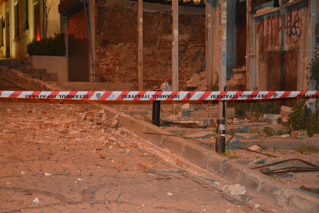 İstanbul'da iki katlı metruk binada çökme tehlikesi