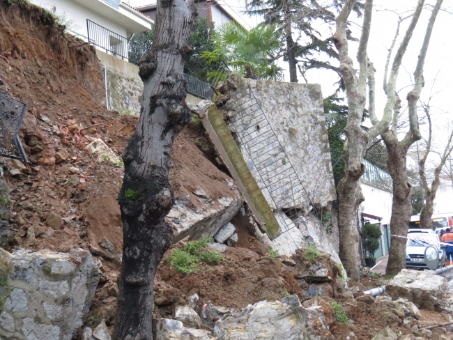 Beykoz'da istinat duvarı çöktü