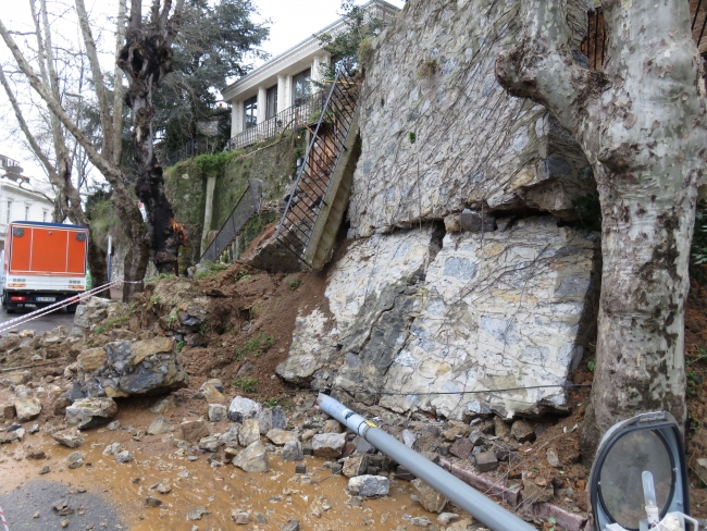Beykoz'da istinat duvarı çöktü