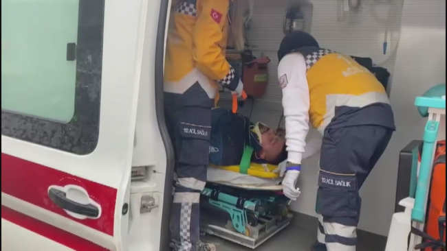 Kepek yüklü kamyon motosikletli kuryenin üzerine devrildi