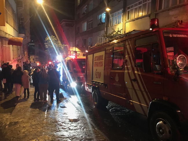Yangında mahsur kalanların yardımına itfaiye yetişti