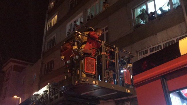 Yangında mahsur kalanların yardımına itfaiye yetişti