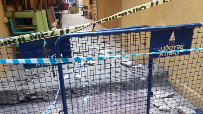 Binadan yola parçalar düşerken sokak şeritlerle kapatıldı. (DHA)