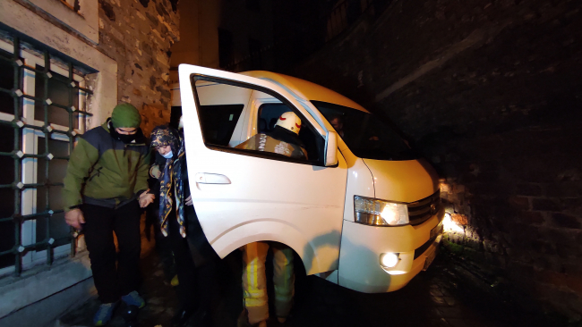 Dar sokakta sıkışan minibüsteki aileyi itfaiye kurtardı