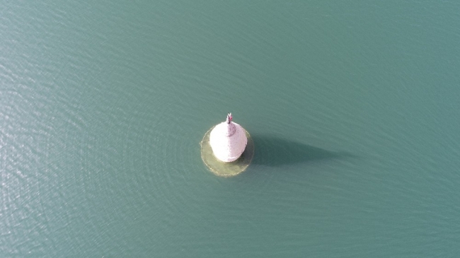 Baraj suları altında kalan caminin yalnız minaresi havadan görüntülendi