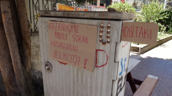 Çocuklar sokak hayvanları için bileklik yapıp satıyorlar