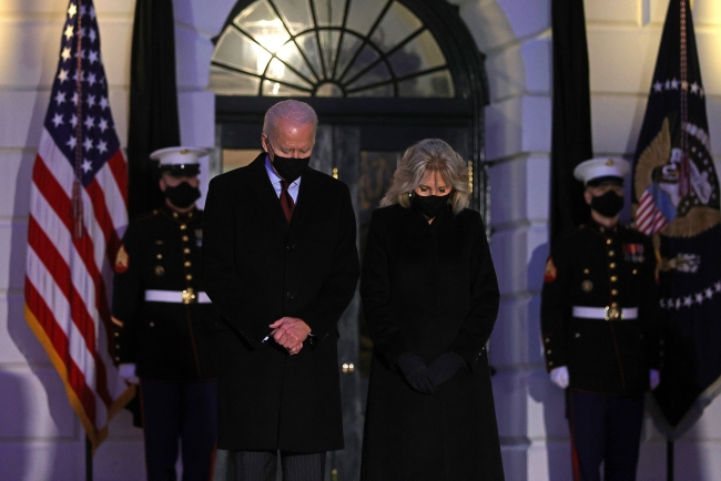 ABD Başkanı Joe Biden ve First Lady Jill Biden, COVID-19 nedeniyle hayatını kaybeden Amerikalılar için Beyaz Saray'da düzenlenen törende saygı duruşunda bulundu. Fotoğraf: Getty