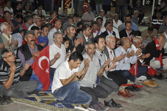 Vatandaşların 'demokrasi nöbeti' sürüyor