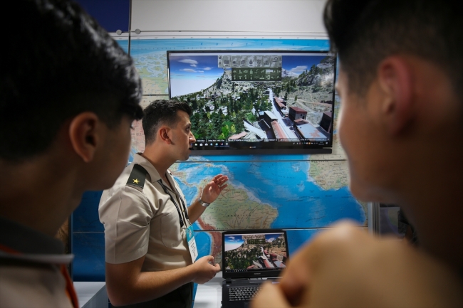 TEKNOFEST'te asker ve polise yoğun ilgi