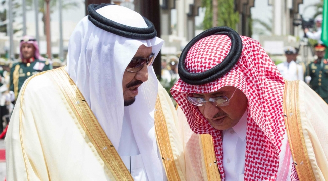 Kral Selman (solda), Nisan 2015'te Prens Muhammed bin Nayef'i (sağda) Veliaht Prensi ilan etti. Fotoğraf: Reuters