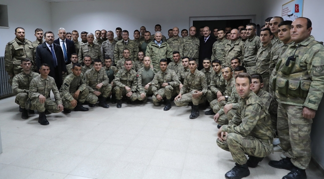 Başbakan Yıldırım'dan sınırdaki askerlere ziyaret