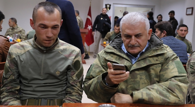 Başbakan Yıldırım'dan sınırdaki askerlere ziyaret