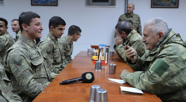 Başbakan Yıldırım'dan sınırdaki askerlere ziyaret