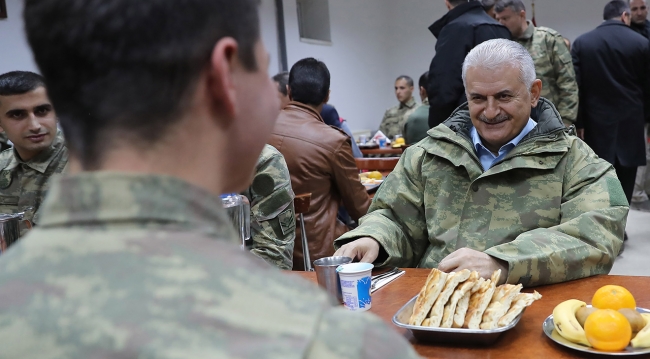 Başbakan Yıldırım'dan sınırdaki askerlere ziyaret