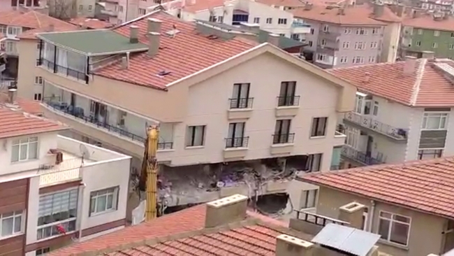 Ankara'da temeli kayan bina yıkılıyor
