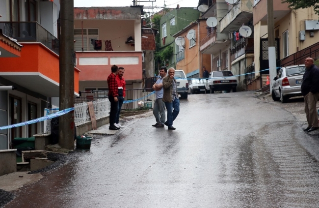 Binanın istinat duvarı çöktü, 23 hane boşaltıldı