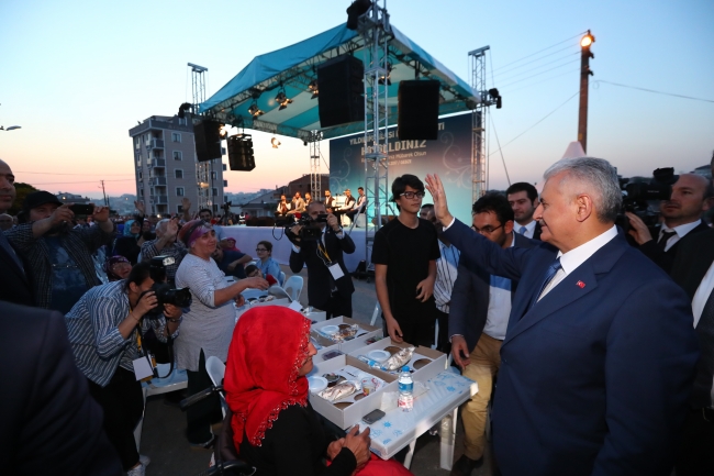 Başbakan Yıldırım, Gebze'de sokak iftarında vatandaşlarla bir araya geldi