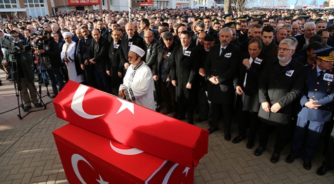 Isparta'da uçak kazasında şehit olan 3 asker memleketlerinde son yolculuklarına uğurlandı