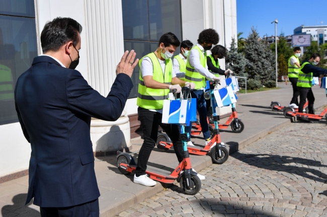 Tuzlalı gençlerden 65 yaş üstüne bayram ziyareti
