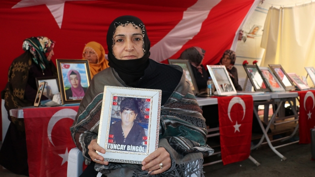 Diyarbakır annelerinin dağa kaçırılan çocuklarına kavuşma ümidiyle HDP İl Başkanlığı binası önünde başlattıkları evlat nöbeti sürüyor. Diyarbakır annelerinden Fatma Bingöl, yaptığı açıklamada, evlatlarına kavuşmak istediklerini söyledi.