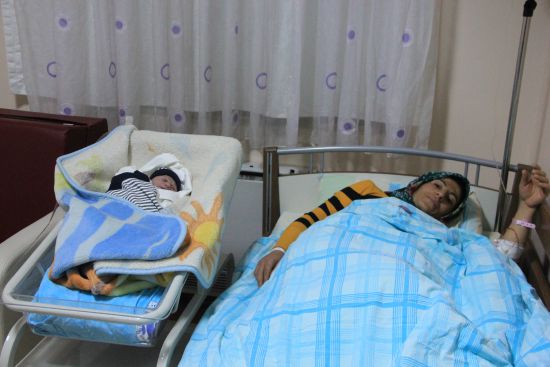 Bakan Ramazanoğlu yeni yılın 'ilk bebeğini' ziyaret etti