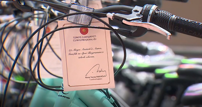 Cumhurbaşkanı Erdoğan'dan çocuklara bisiklet hediyesi