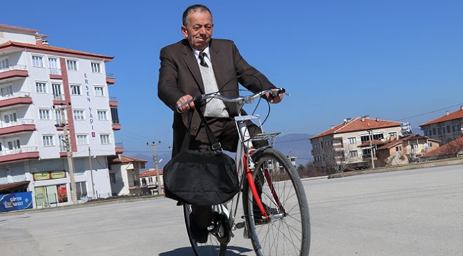 "Resmi hizmete mahsus" bisikletiyle evrak dağıtıyor