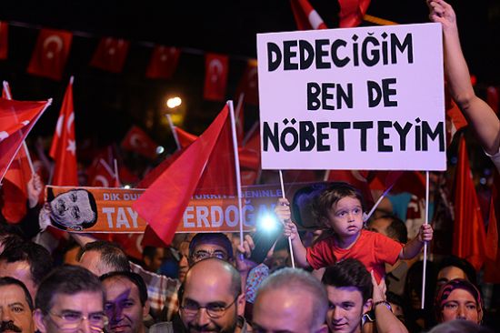 Vatandaşların meydanlarda demokrasi nöbeti sürüyor