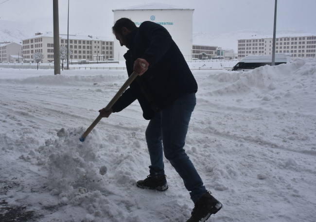 Arabalar karda kayboldu