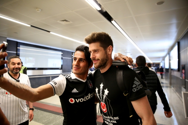 Beşiktaş'a havaalanında coşkulu karşılama