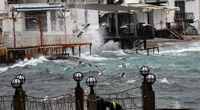 Ege Bölgesi'nde şiddetli rüzgar